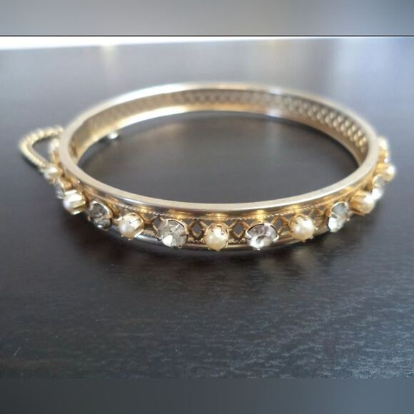 Elegant Gold and Pearl Bracelet - Picture 2 of 3